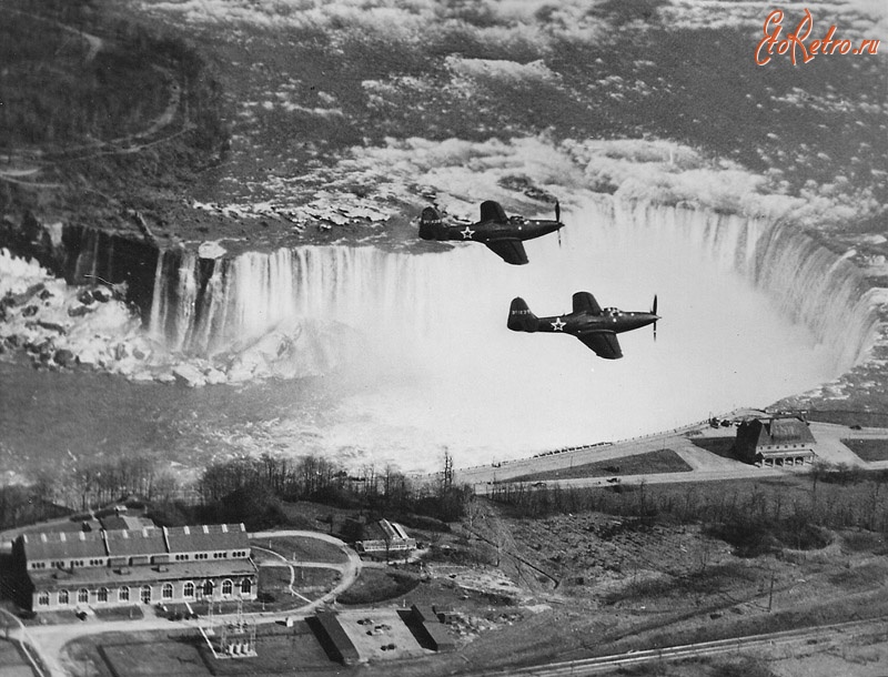 Соединённые Штаты Америки - Пара истребителей с советскими звездами над Ниагарским водопадом