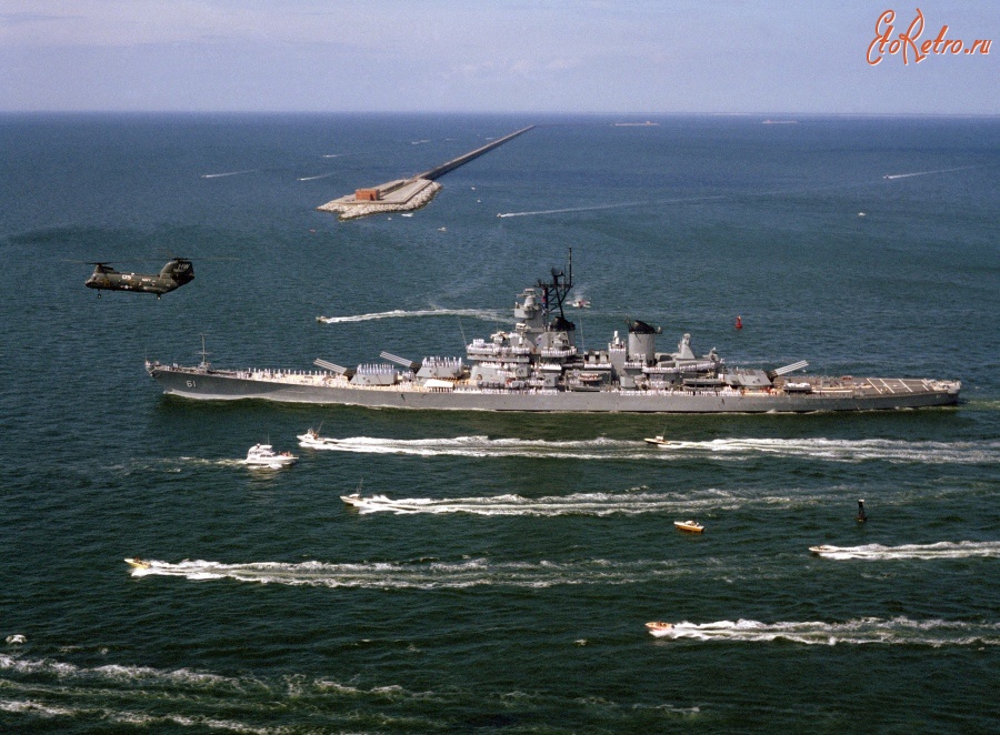 Соединённые Штаты Америки - The U.S.S. Iowa arriving at Norfolk, Virginia, escorted by pleasure boats and a CH-47 Chinook, 1984 США,  Виргиния