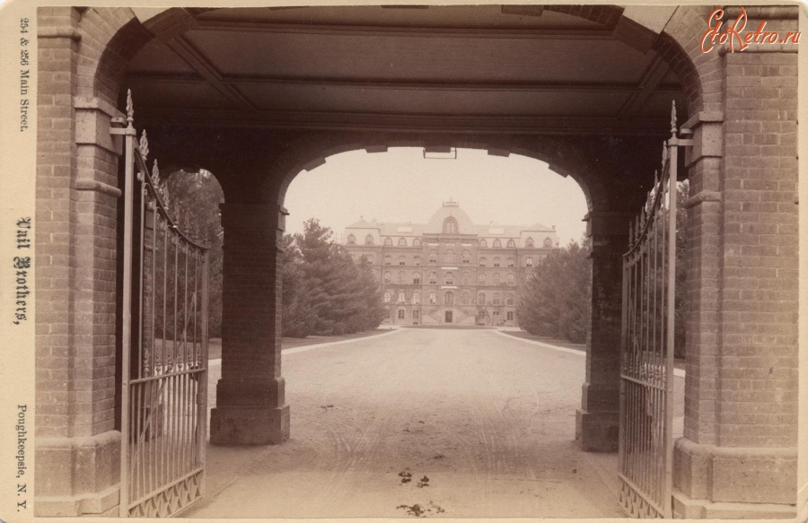 Штат Нью-Йорк - Vassar College Main Building seen through entrance gates, США , Нью-Йорк (штат)