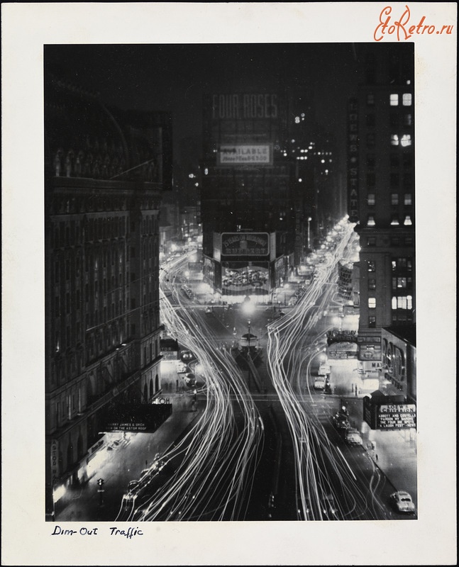 Нью-Йорк - С 1942 г. в городе соблюдался режим светомаскировки. С площади Таймс-Сквер, обычно залитой огнями, можно было увидеть луну и звёзды - невиданное доселе дело. Таймс-Сквер