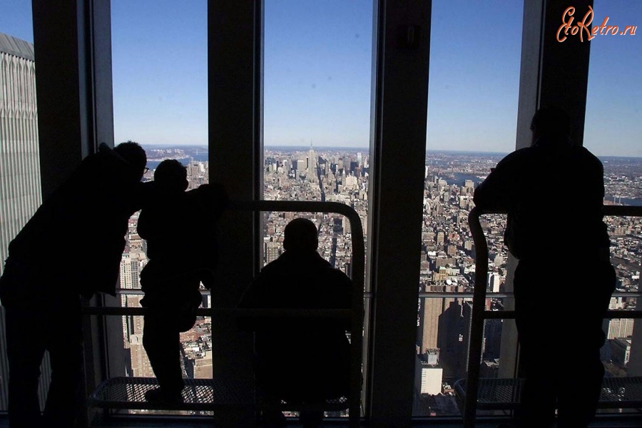 Нью-Йорк - Visitors looked out at the panorama of Manhattan from the 107th floor of the south tower on a crisp cloudless December morning in 2000 США,  Нью-Йорк (штат),  Нью-Йорк,  Манхеттен