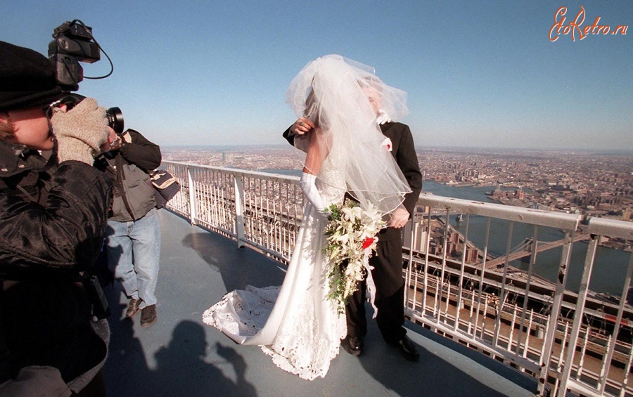 Нью-Йорк - Newlyweds on top of World Trade Center США,  Нью-Йорк (штат),  Нью-Йорк,  Манхеттен