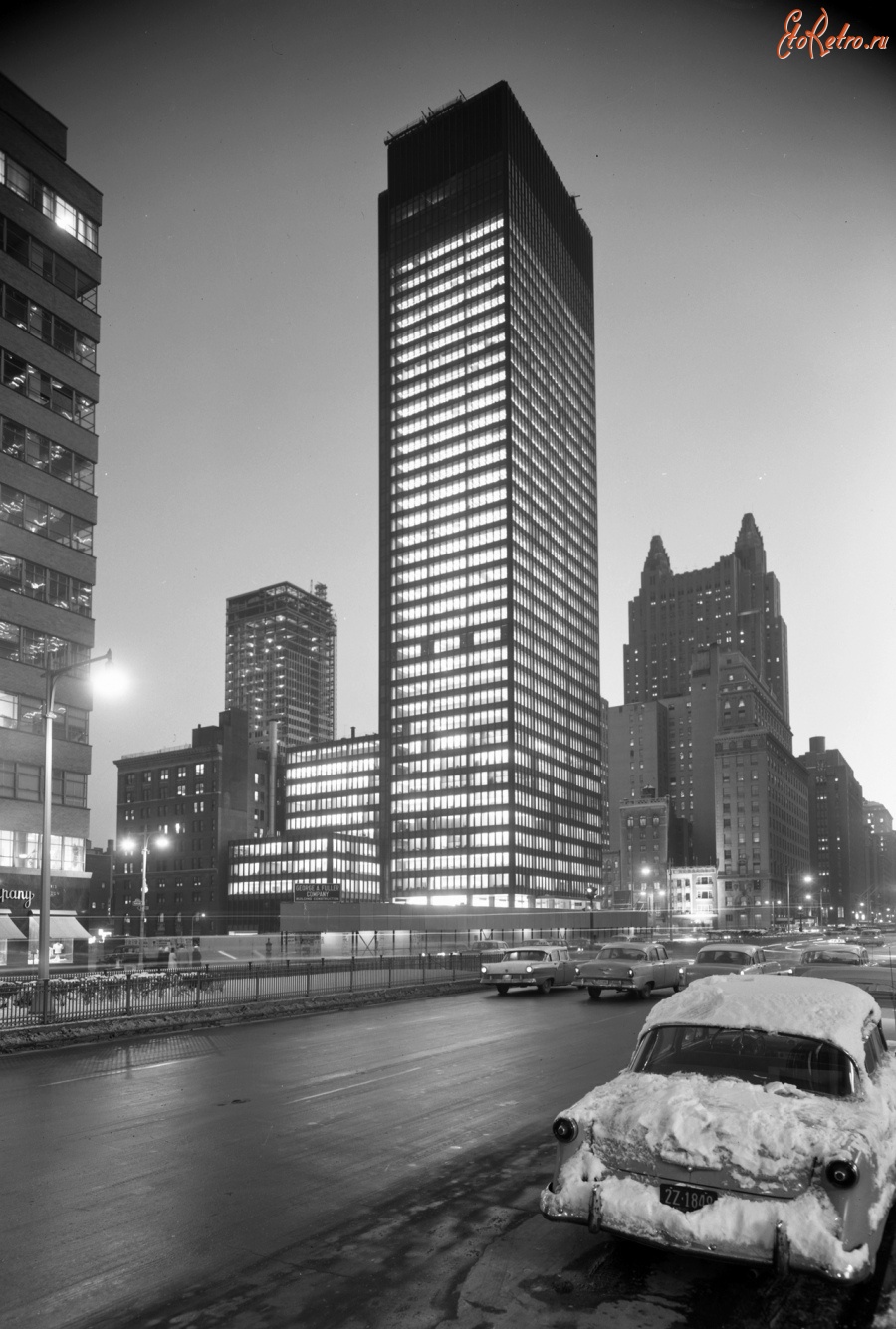 Нью-Йорк - Сигрем Билдинг (англ. Seagram Building) США,  Нью-Йорк (штат),  Нью-Йорк,  Манхеттен