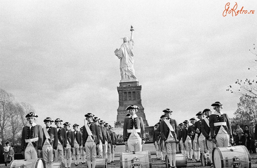 Нью-Йорк - Флейтисты и барабанщики в форме ХVIII века у Статуи Свободы. США,  Нью-Йорк (штат),  Нью-Йорк,  Манхеттен