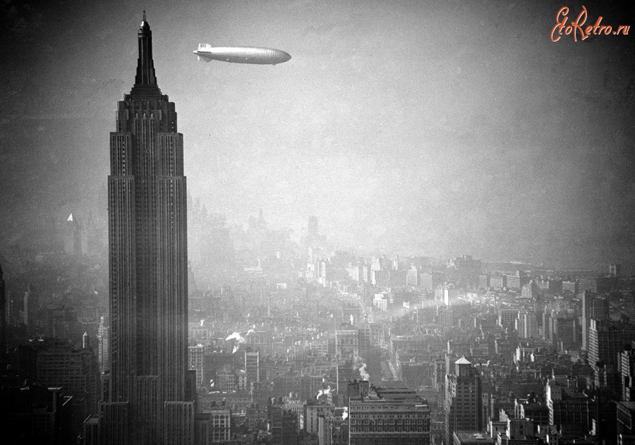 Нью-Йорк - Дирижабль «Гинденбург» пролетает мимо небоскреба Эмпайр-Стейт-Билдинг над Манхэттеном 8 августа 1936 года. США , Нью-Йорк (штат) , Нью-Йорк , Манхеттен
