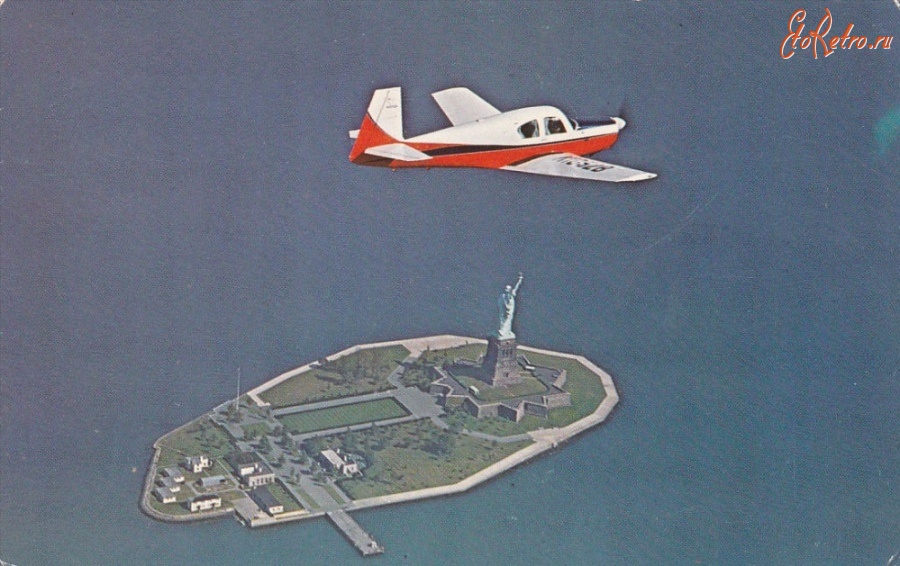Нью-Йорк - Mooney Mark 20A Airplane over Statue of Liberty , New York City США , Нью-Джерси
