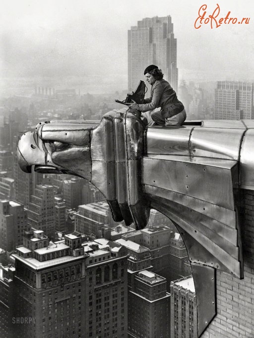 Нью-Йорк - Фотограф Маргарет Бурк-Уайт с камерой на орле из нержавеющей стали на уровне 61-го этажа здания компании Крайслер