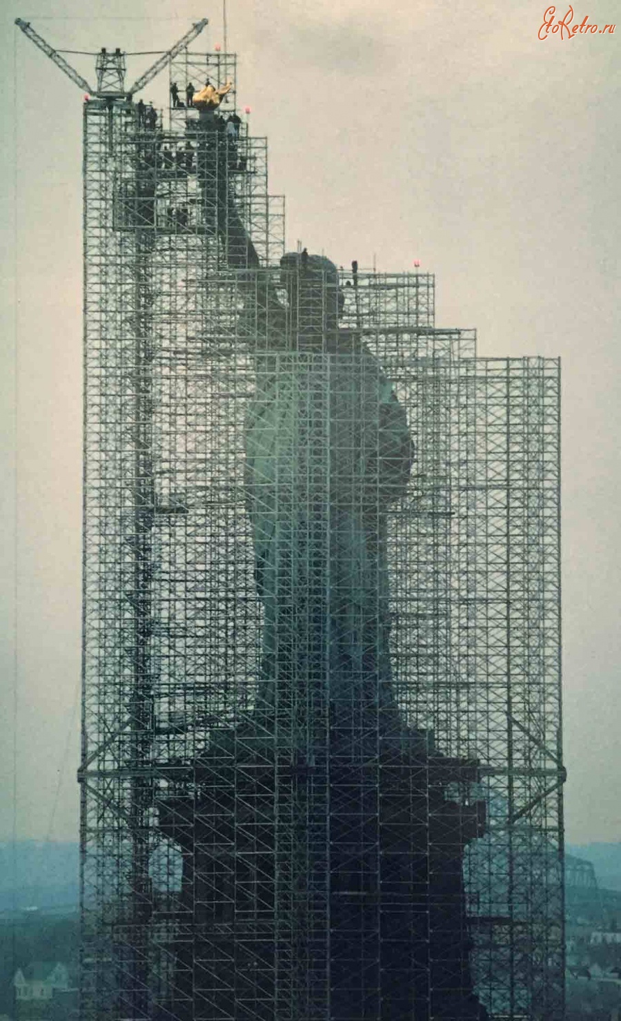 Нью-Йорк - Статуя Свободы на реставрации