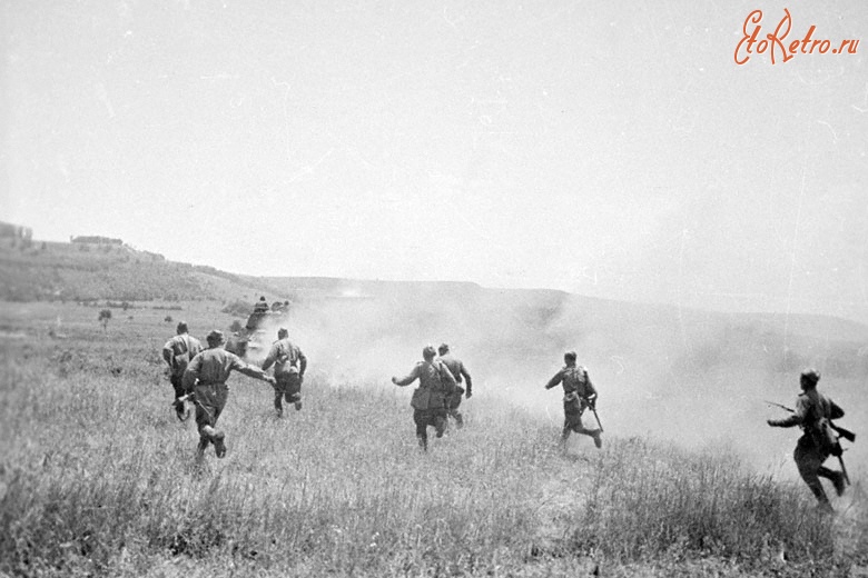 Румыния - Часть пехотинцев под командованием гвардии полковника Н. Брижинова атакует противника