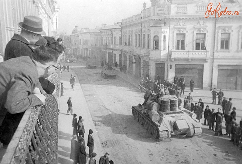 Румыния - Советские танки и грузовики въезжают в город Ботошаны, освобожденный от немецких захватчиков