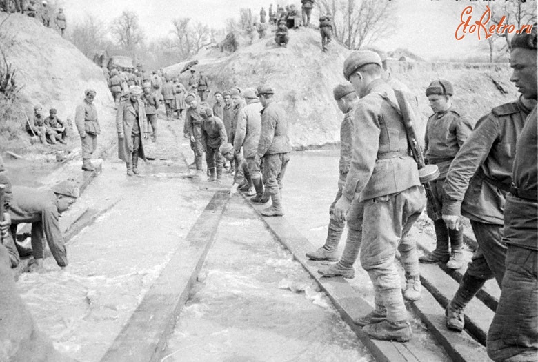 Румыния - Бойцы Красной Армии строят переправу через реку Сирет