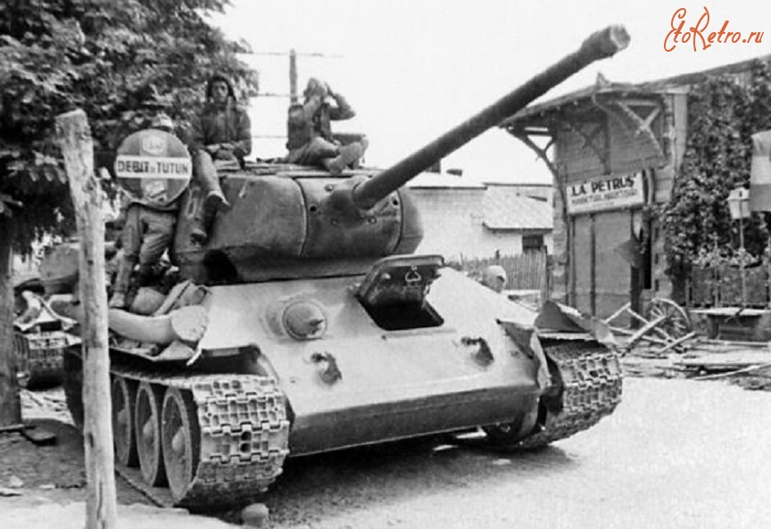 Румыния - Танк Т-34-85 в одном из румынских городов. 1944 год