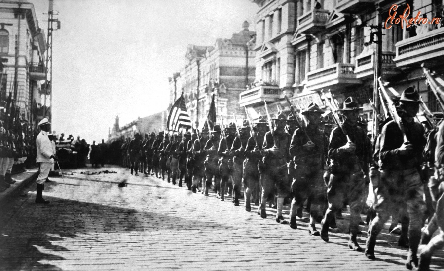 Владивосток - Американские войска на  параде перед зданием занимаемым  чехо-словаки.