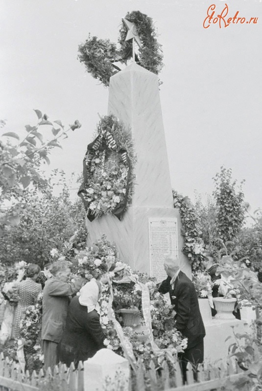 Клетня - Возложение венков на могилы павших партизан в день 15-й годовщины освобождения Брянщины от гитлеровских захватчиков в Клетне
