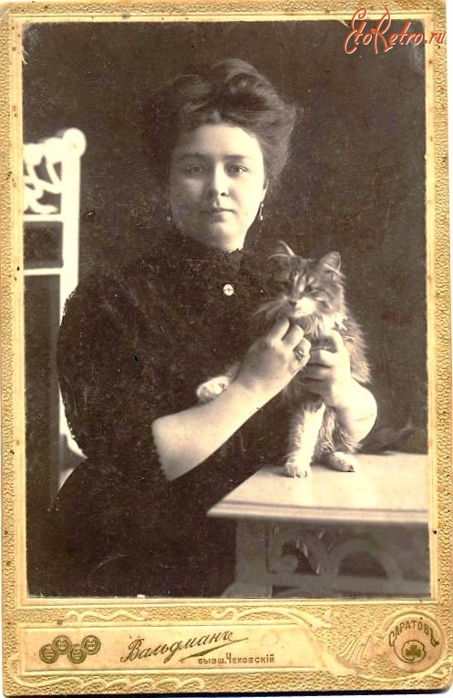 Саратов - Дама с котёнком.