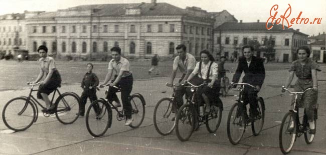 Саратов - Велосипедисты на площади Революции.