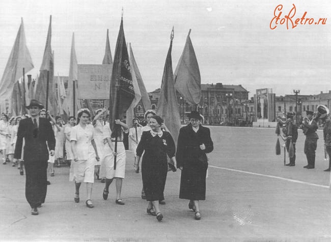 Саратов - Колонна женской школы №13 на первомайской демонстрации.