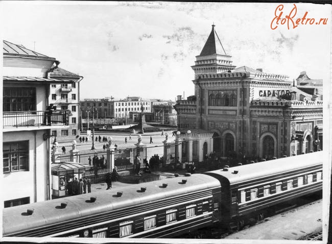 Саратов - Саратовский вокзал и привокзальная площадь.
