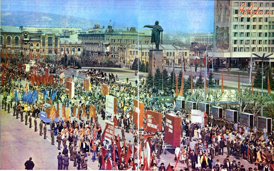 Саратов - Первомайская демонстрация на площади Революции