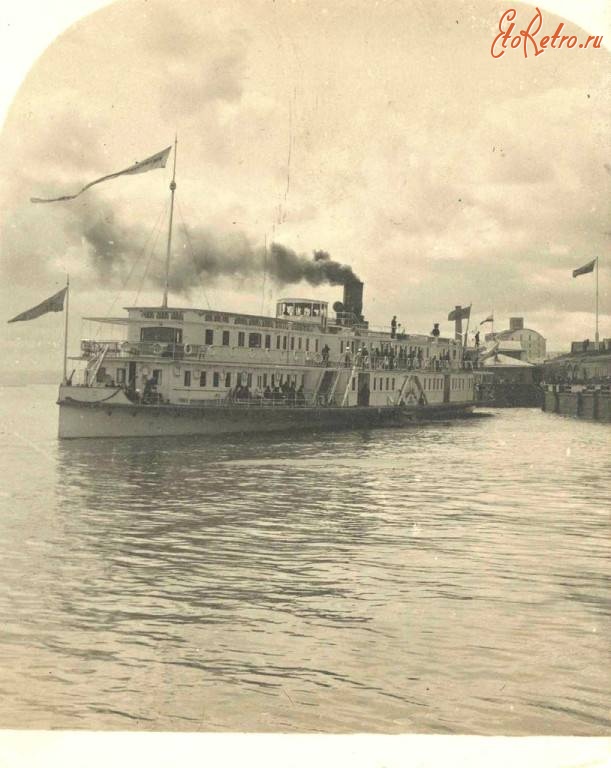 Пароходное общество по волге. Пароход парижская коммуна. Пароходы волжского речного пароходства. Первый пароход у пристани саратова 1838. Старый пароход неспешно отчалил от пристани и вышел в онежское озеро.