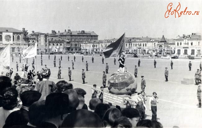Саратов - Первомайская демонстрация на площади Революции