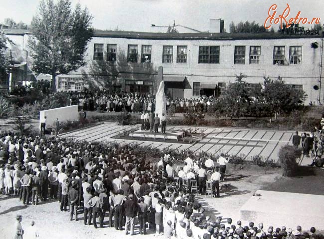 Саратов - Открытие памятника работникам авиационного завода,погибшим в годы войны