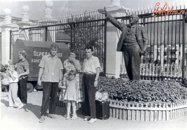 Саратов - У памятника В.И.Ленину на вокзале