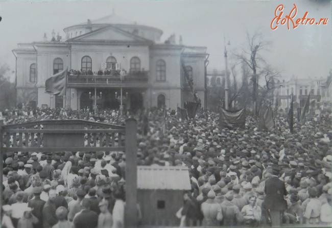 Саратов - Первомайский митинг на площади Революции (Театральной)