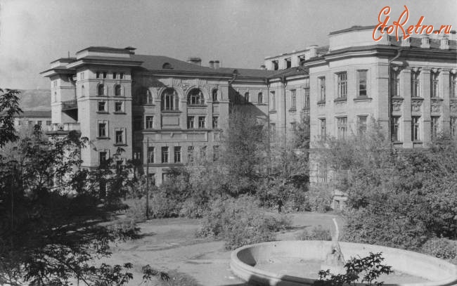Саратов - 2- й корпус госуниверситета (вид со двора)