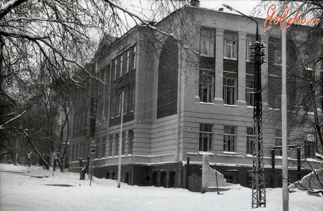 Саратов - Школа №20 на углу улицы Челюскинцев и Покрышкина