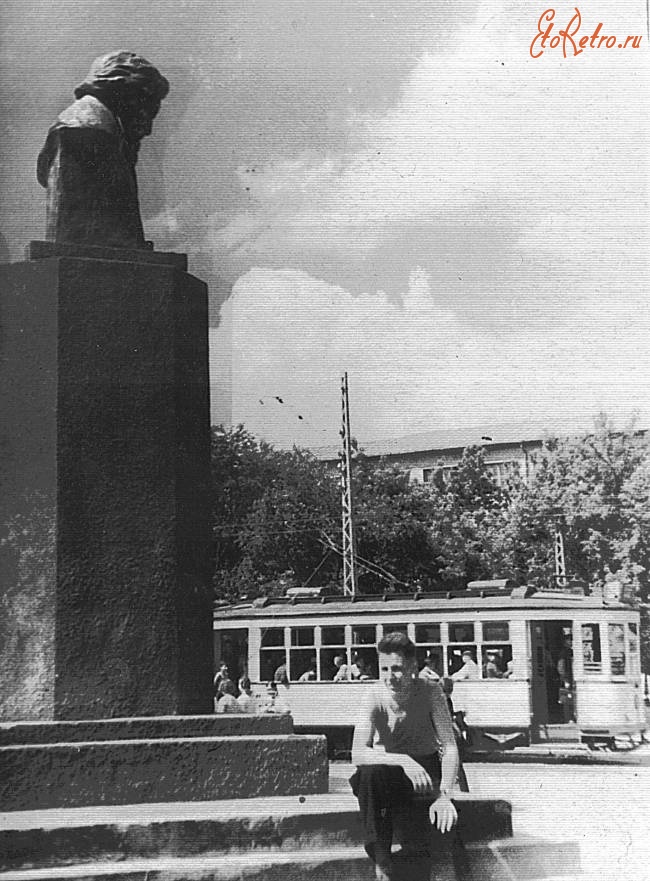 Саратов - Памятник Н.Г.Чернышевскому у госуниверситета
