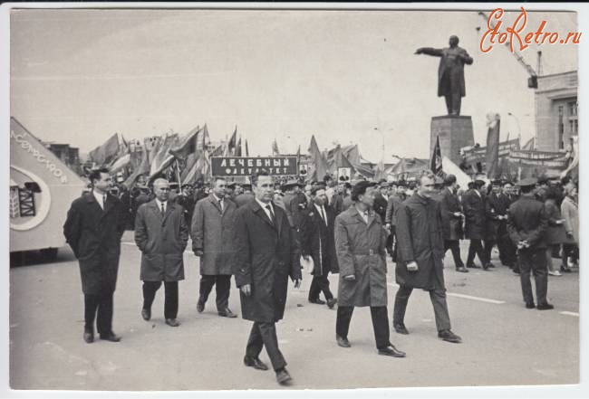 Саратов - Праздничная демонстрация на площади Революции