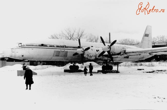 Саратов - Самолет Ил-18 на 3-й Дачной