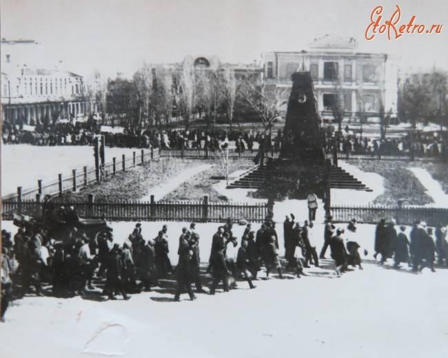 Саратов - Шествие и митинг у памятника борцам революции 1917 года