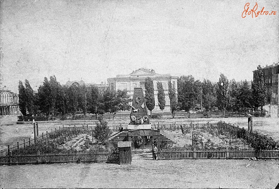 Саратов - Памятник борцам революции 1917 года