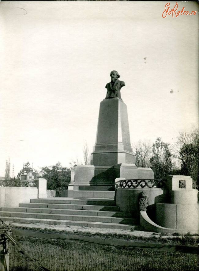 Саратов - Памятник Н.Г.Чернышевскому