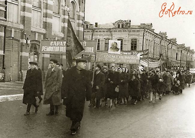 Саратов - Колонна ремонтно-подшипникового завода на демонстрации 7 ноября 1952 г.