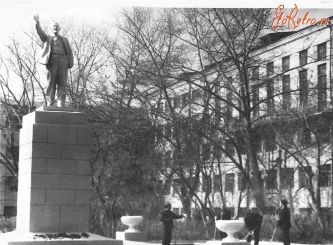 Саратов - Памятник В.И.Ленину у клуба политехнического института