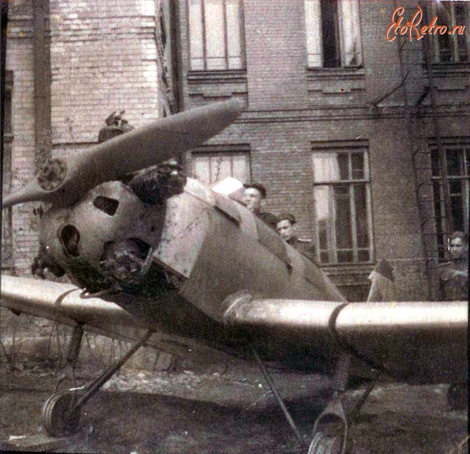 Саратов - Самолет УТ-2 во дворе спецшколы ВВС №8