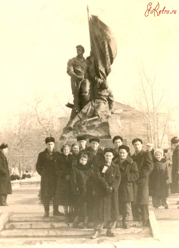 Саратов - Студенты САДИ у памятника борцам революции 1917 года