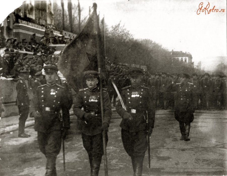 Саратов - Знаменная группа на военном параде 1 мая