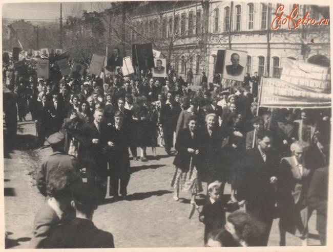 Саратов - Колонна демонстрантов на Первомайской улице