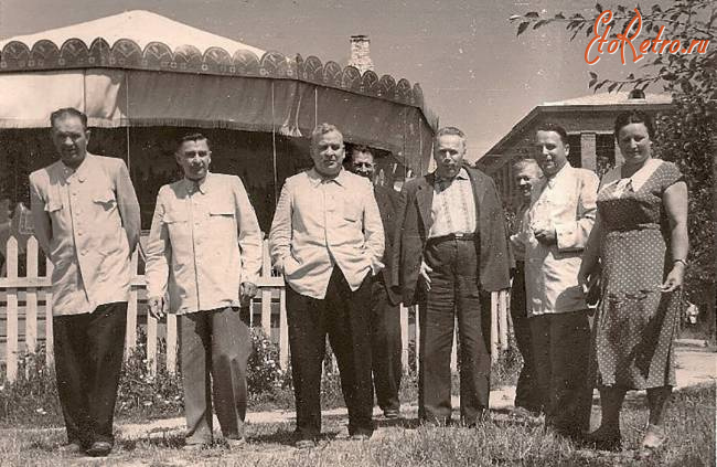 Саратов - Первый секретарь обкома партии  Г.А.Борков с группой товарищей на областной сельскохозяйственной  выставке