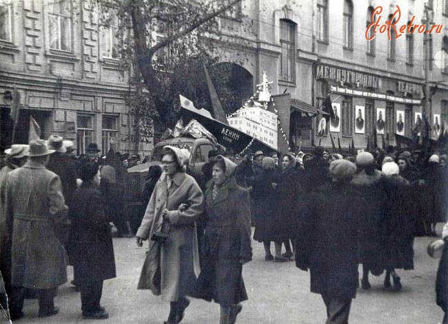 Саратов - Праздничная демонстрация на проспекте Ленина