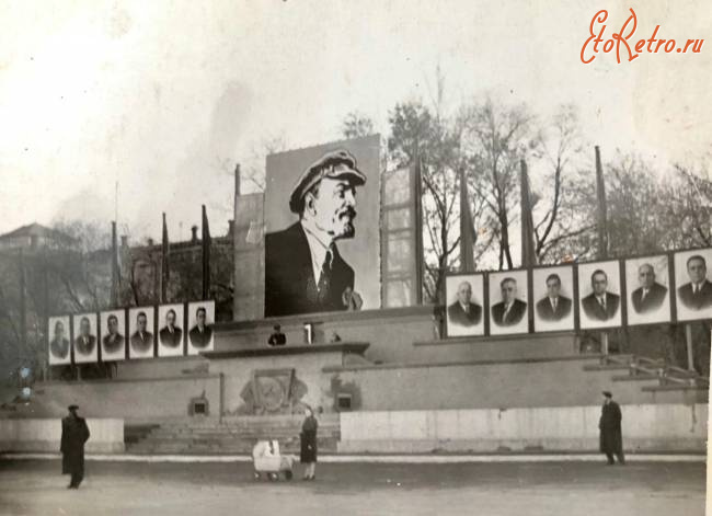 Саратов - Трибуна на площади Революции