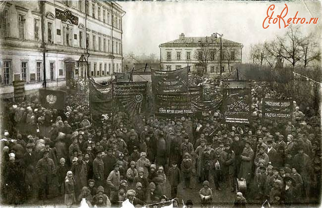 Саратов - Демонстрация 7 ноября 1922 г. у Дома труда и просвещения