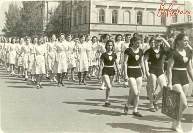 Саратов - Колонна спортсменов на первомайской демонстрации