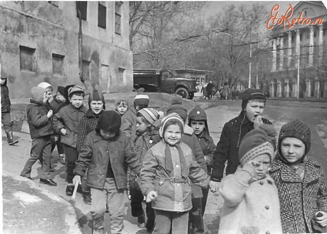 Саратов - Воспитанники детского сада №35 на прогулке