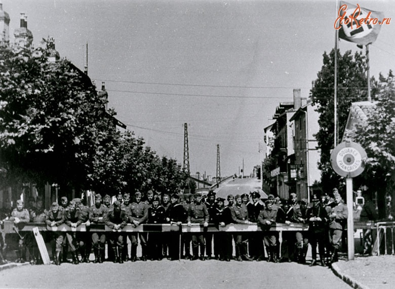 Франция - Немецкие солдаты и офицеры у шлагбаума на французско-испанской границе