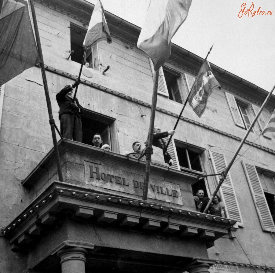 Франция - General Charles de Gaulle, President of the French Committee of National Liberation, speaks to the people of Cherbourg from the balcony of the City Франция , Метрополия Франция , Нижняя Нормандия